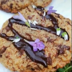 Cookie chocolat noir et fleurs comestibles