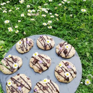 Cookie chocolat noir cacahuète & fleurs comestibles